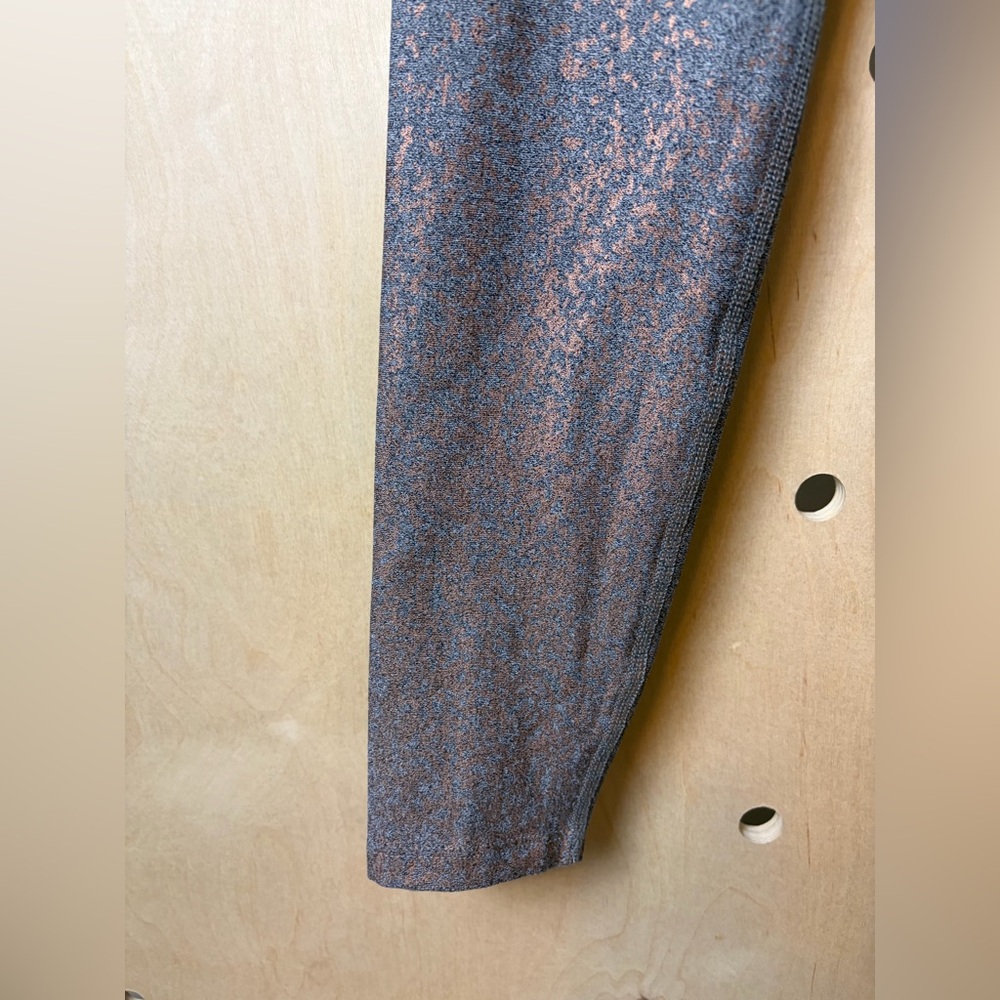 Beyond Yoga Alloy Ombre Metallic High-Rise Leggings in Grey & Rose Gold Small - Picture 4 of 9